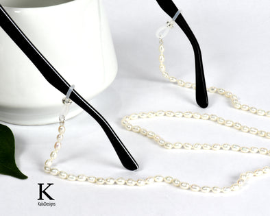 White freshwater pearl with silver glasses chain